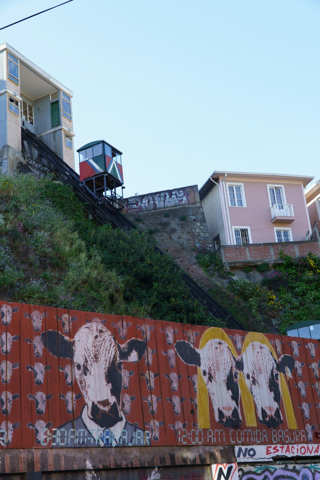 valparaiso colorful streets